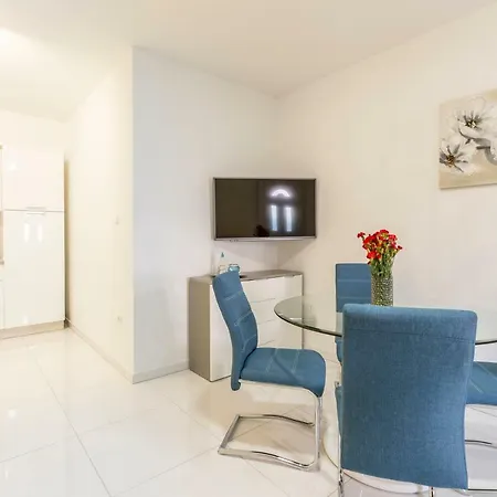Karlo Apartman Podstrana